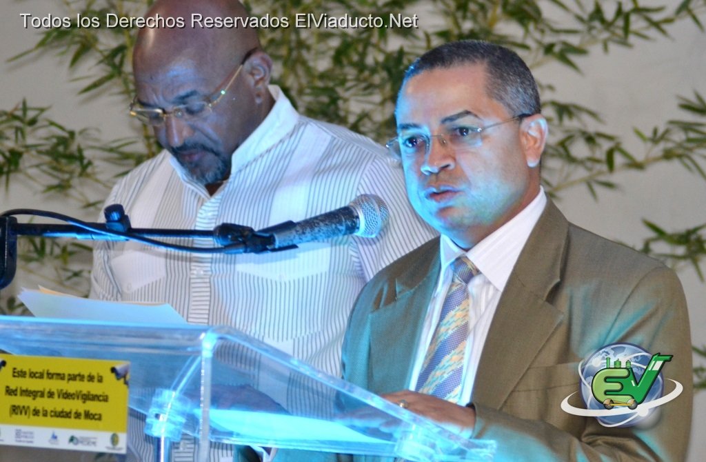 Anibal Carela Ofrece palabras en lanzamiento RIVV